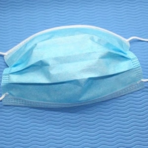 Tricapa Termosellado plizado protector cubrebocas con 3 capas con elasticos caja con 50-0